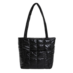 Sac fourre-tout matelassé noir brillant avec finitions laquées et grandes anses