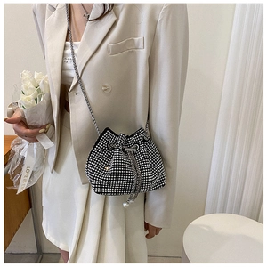 Elegante borsa a secchiello nera con strass argentati e tracolla a catena da donna