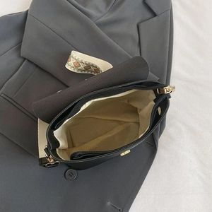 Sac bandoulière minimaliste en cuir noir avec large sangle bohème géométrique