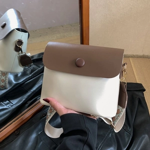 Sac bandoulière bicolore rétro avec large sangle géométrique et bouton vintage