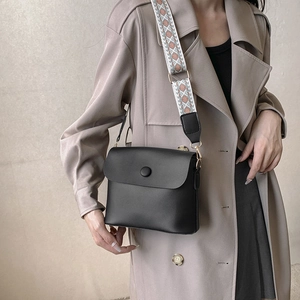 Sac bandoulière noir tendance avec sangle tissée géométrique et bouton rond décoratif