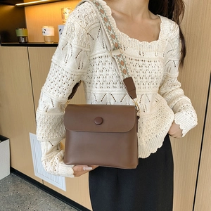Sac à bandoulière marron en similicuir avec sangle ethnique géométrique et boucles dorées