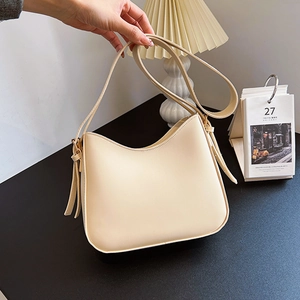 Sac bandoulière vintage crème avec bandoulière réglable dans un décor de style de vie