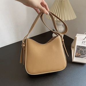 Sac à bandoulière demi-lune kaki minimaliste avec bandoulière réglable en similicuir lisse