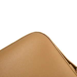 Sac à bandoulière en cuir marron avec coins arrondis et détails de couture de qualité