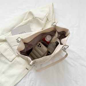 Grande borsa tote in paglia intrecciata beige con interno spazioso per oggetti