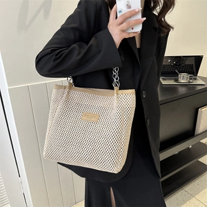 Grande borsa tote in paglia intrecciata beige con catena d'argento e finiture in pelle