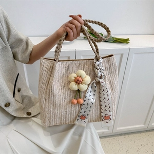Sac Cabas Tissé Pour Femmes Style Paille De Plage D'été Avec Pendentif Fleur Et Foulard En Satin Sac À Épaule Style Mori