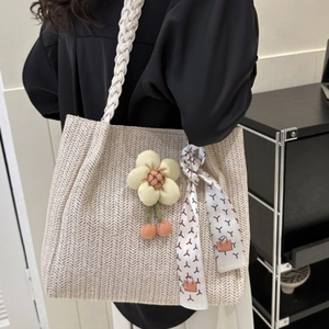 Sac fourre-tout tissé à grande capacité avec breloque fleurie et détail de foulard en soie