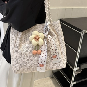 Grand sac cabas tressé beige avec fleur 3D et foulard géométrique sur la poignée