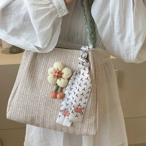 Grand sac cabas en paille avec breloques cerises et poignée en foulard de soie été