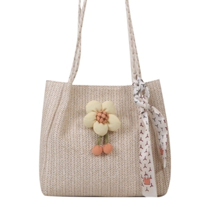 Grand sac cabas tressé beige avec fleur 3D et foulard en soie à motifs sur la poignée