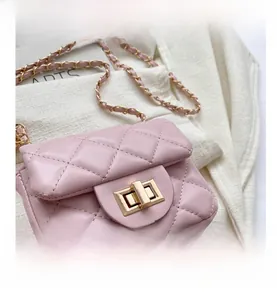 Detail der rosa gesteppten Mini-Umhängetasche mit goldenem Drehverschluss und Kette