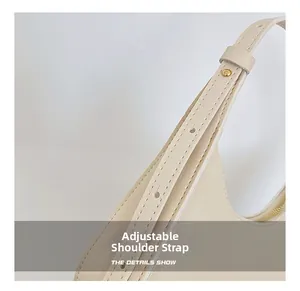 Dettaglio tracolla regolabile in pelle beige con fibbia dorata per borsa sottospalla