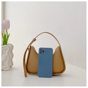 Borsa hobo in pelle color cammello con confronto dimensioni smartphone e cinturino