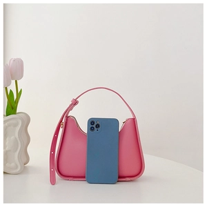 Borsa sottobraccio rosa con smartphone per riferimento dimensioni e decorazione floreale