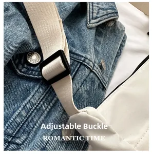 Dettaglio della tracolla regolabile con fibbia nera su borsa in nylon bianco crema