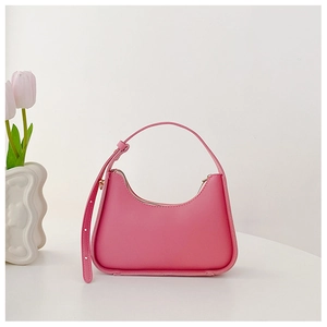 Dettaglio della borsa hobo rosa acceso con finitura liscia e tracolla regolabile