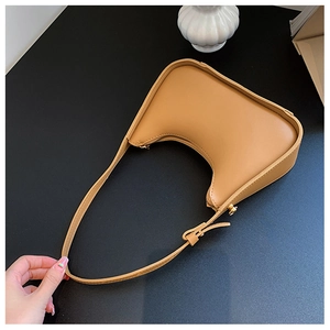 Vista dall'alto di una borsa sottobraccio a mezzaluna con cerniera dorata e tracolla