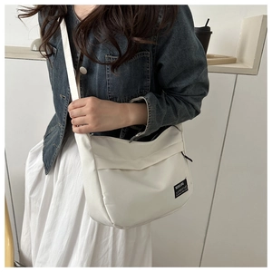 Dettaglio della borsa a tracolla minimalista in nylon bianco con tracolla regolabile