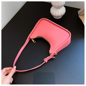 Dettaglio borsa sottobraccio rosa a mezzaluna in pelle PU con cerniera dorata