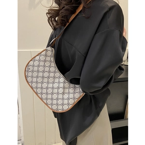 Retro canvas hobo bag with floral pattern and brown leather straps for daily commute