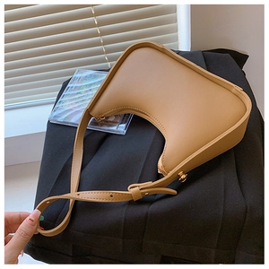 Dettaglio borsa hobo color cammello in pelle opaca con cerniera in metallo dorato