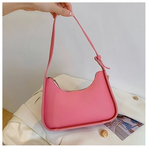 Dettaglio della borsa sottobraccio rosa con cerniera e tracolla regolabile