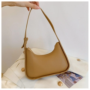 Dettaglio della borsa hobo in pelle color caramello con cerniera e tracolla fissa