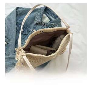 Capacité intérieure du cabas en paille avec téléphone, portefeuille et parapluie