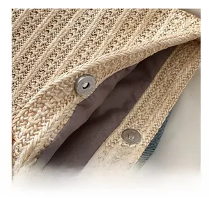 Détail d'un sac en paille tressée avec système de fermeture magnétique en métal