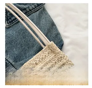 Vue macro de la texture tissée fine et des anses lisses du sac cabas en paille
