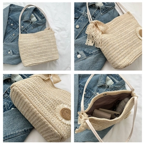 Vue détaillée du sac en paille beige avec nœud en dentelle et charm de tournesol