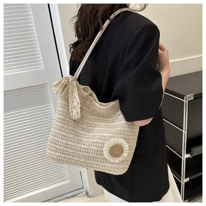 Détail du sac cabas tissé avec application de tournesol et nœud en dentelle