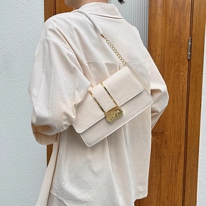 Borsa a tracolla rettangolare crema minimalista con stampa coccodrillo e fibbia oro