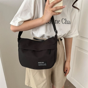 Borsa a tracolla minimalista in nylon nero con tracolla regolabile e design a semicerchio
