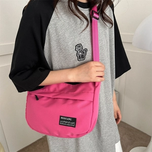 Borsa a tracolla da donna in nylon rosa con tracolla regolabile e tasca con zip