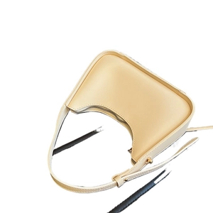Borsa sottobraccio a mezzaluna in pelle crema con chiusura a zip e manico