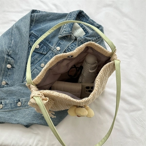 Sac fourre-tout en paille tressée avec anses vertes et décor en dentelle fleurie