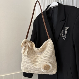 Grand sac cabas en paille tissée beige avec breloque marguerite et nœud en dentelle