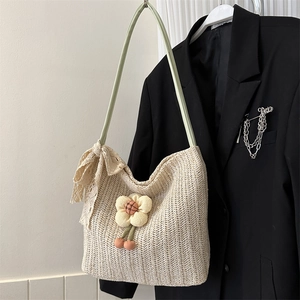 Grand sac cabas tressé blanc crème avec fleurs 3D et nœud en dentelle sur fond blanc