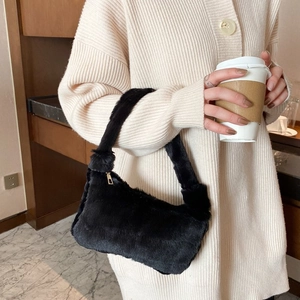 Sac fourre-tout tendance en fausse fourrure noire pour femme avec fermeture éclair dorée