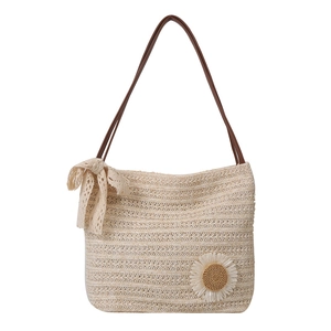 Sac fourre-tout tissé en paille beige avec nœud en dentelle, marguerite et bandoulière