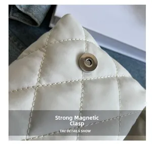 Vue détaillée du sac en nylon matelassé blanc avec fermeture à bouton aimanté argenté