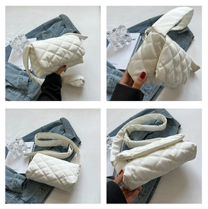 Vue détaillée du sac bandoulière en nylon blanc matelassé avec surpiqûres en losange
