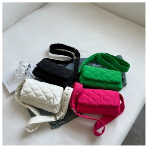 Sacs à bandoulière matelassés en nylon en noir, blanc, vert et rose avec sangle réglable