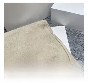 Gros plan sur la texture en maille beige et le matériau souple du sac fourre-tout
