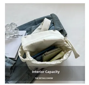 Vue détaillée de la capacité interne de la sacoche matelassée en nylon blanc pour femme