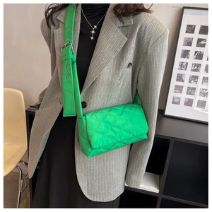 Détail du sac à bandoulière matelassé en nylon vert vif avec large sangle réglable