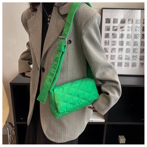 Détail d'un sac à bandoulière en nylon matelassé vert vif avec boucle en métal réglable